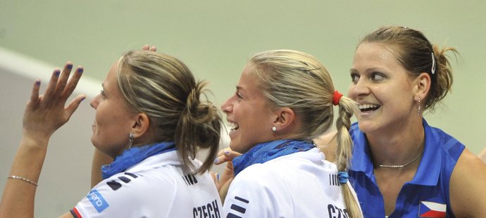 České tenistky (zleva) Lucie Hradecká, Andrea Hlaváčková a Lucie Šafářová se radují z prvního vítězství proti Itálii