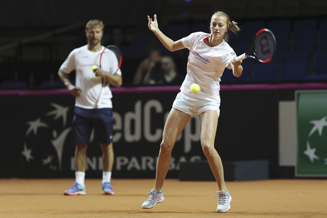 Petra Kvitová trénuje na antuce ve Stuttgartu pod dohledem Jiřího Vaňka před semifinále Fed Cupu proti Němkám