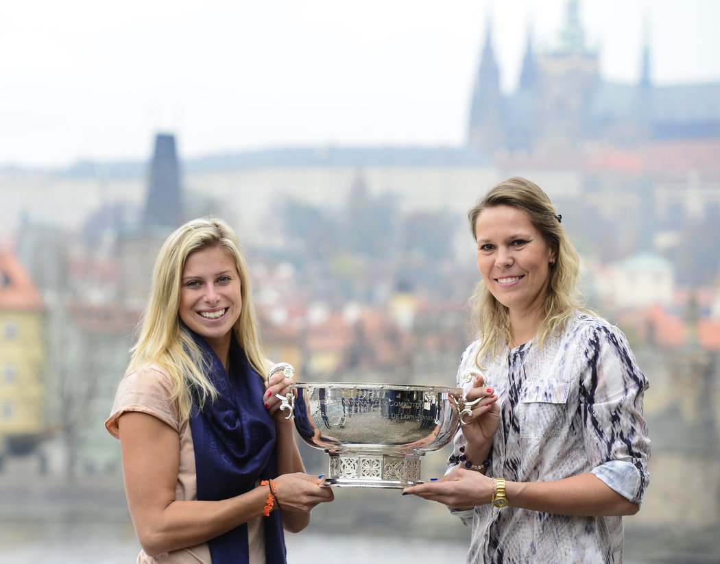 Andrea Hlaváčková a Lucie Hradecká pózují s trofejí pro vítězky Fed Cupu