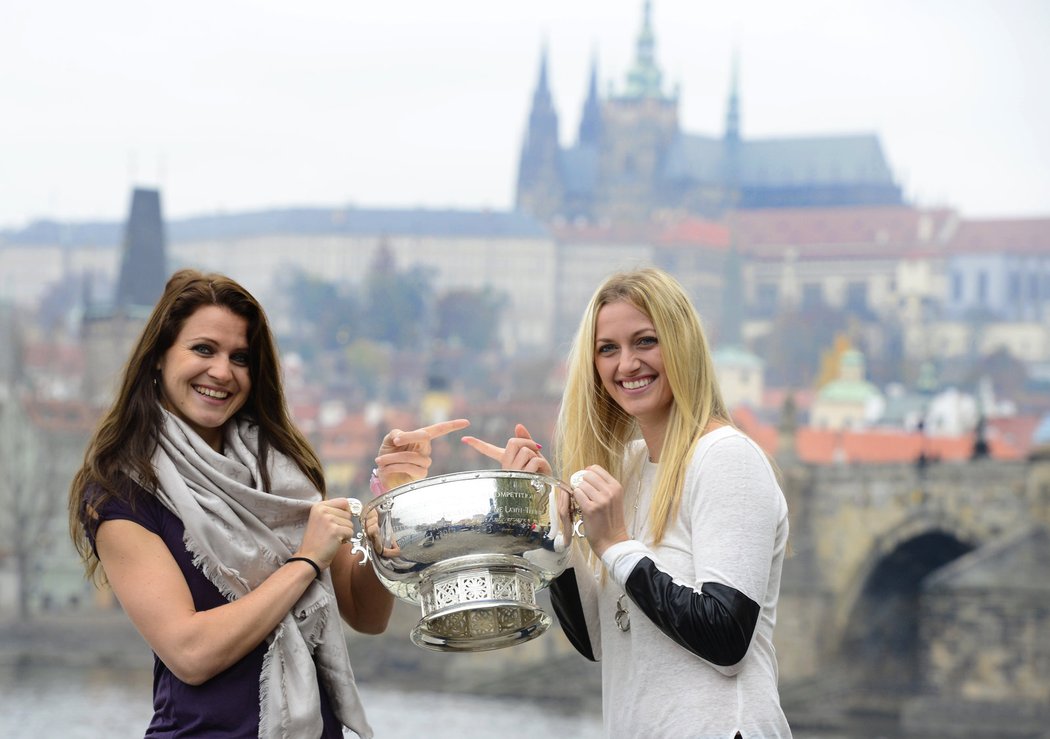 Lucie Šafářová a Petra Kvitová při focení na Novotného lávce v Praze