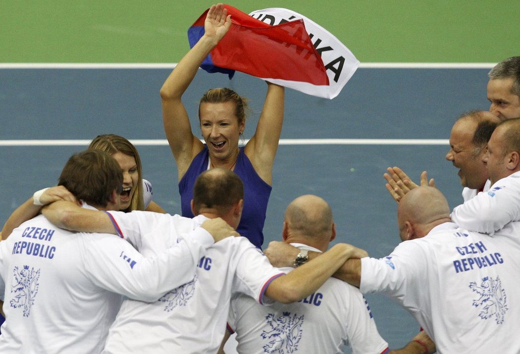 Květa Peschkeová slaví vítězství ve Fed Cupu.
