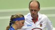 Nehrající kapitán českých tenistek Petr Pála uklidňuje Petru Kvitovou v zápase proti Italce Erraniové