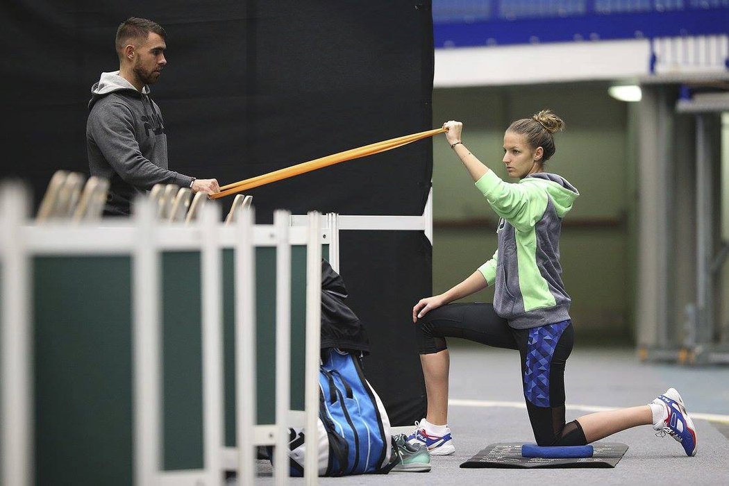 Karolína Plíšková se protahuje na tréninku v ostravské aréně před fedcupovým zápasem se Španělskem