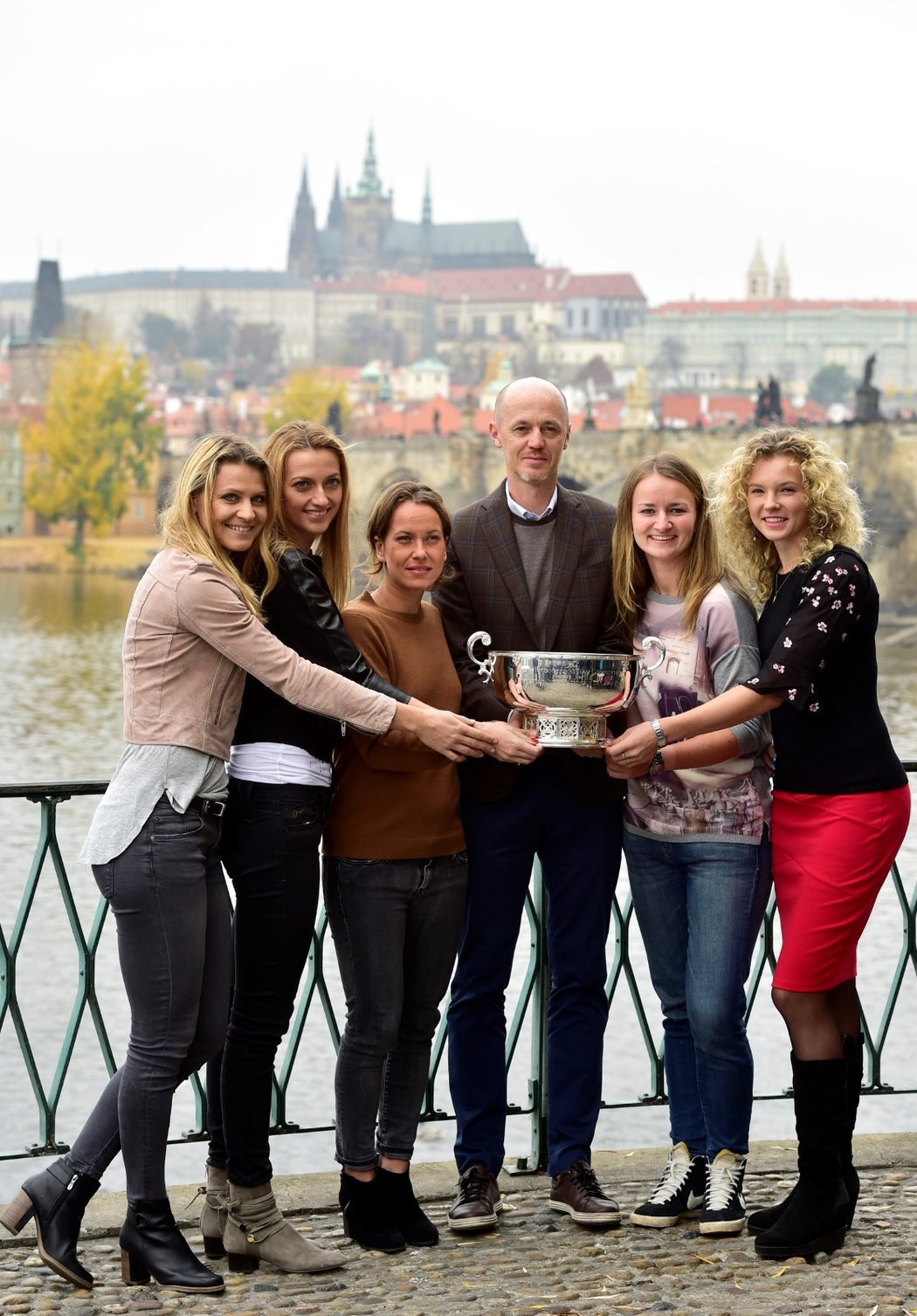 České tenistky (zleva) Lucie Šafářová, Petra Kvitová, Barbora Strýcová, Barbora Krejčíková a Kateřina Siniaková a kapitán týmu Petr Pála pózovali s pohárem pro vítěze Fed Cupu.