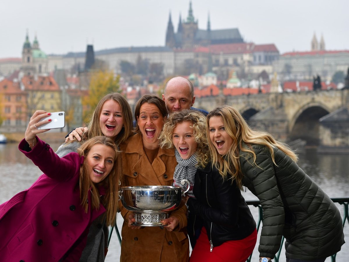 České tenistky Lucie Šafářová, Petra Kvitová, Barbora Strýcová, Barbora Krejčíková a Kateřina Siniaková a kapitán týmu Petr Pála pózovali s pohárem pro vítěze Fed Cupu.