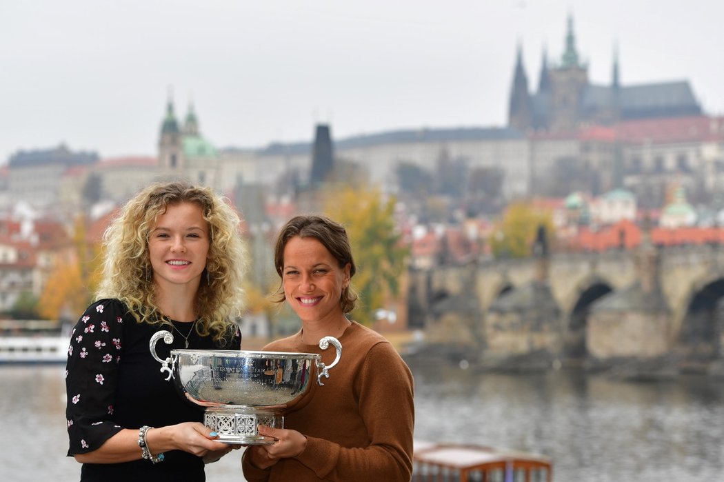 Kateřina Siniaková a Barbora Strýcová s pohárem pro vítěze Fed Cupu.