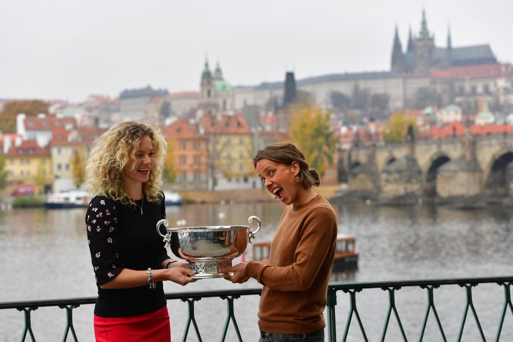 Kateřina Siniaková a Barbora Strýcová s pohárem pro vítěze Fed Cupu.