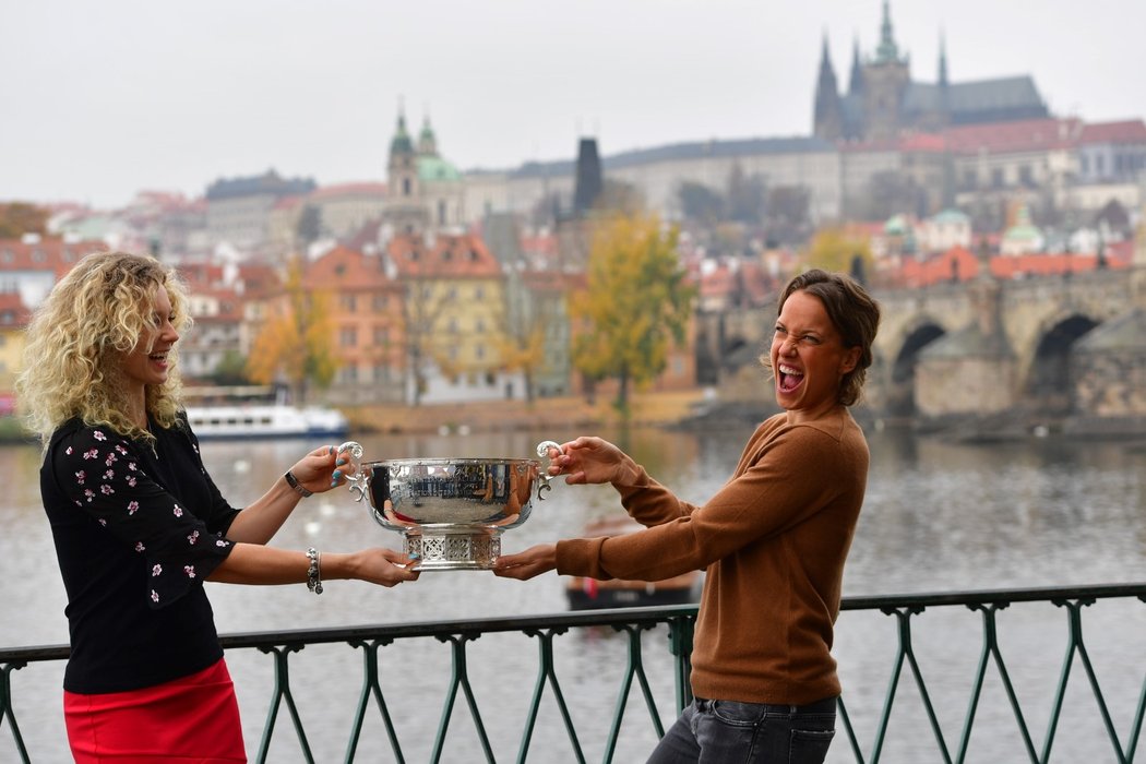 Kateřina Siniaková a Barbora Strýcová s pohárem pro vítěze Fed Cupu.