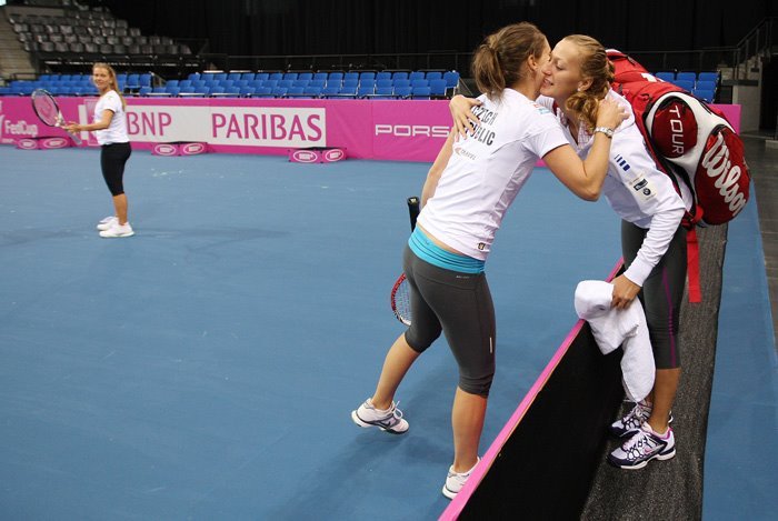 Kvitová se pozdravila se spoluhráčkami a pak začala s tréninkem na nedělní zápasy Fed Cupu s Německem