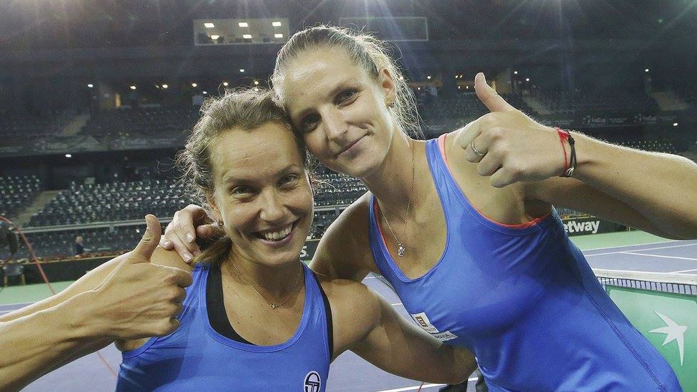 Je to doma. České tenistky mohou slavit. Barbora Strýcová a Karolína Plíšková rozhodly o výhře v Rumunsku 3:2.
