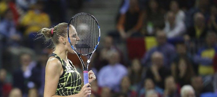 Tenistka Karolína Plíšková zajistila obhájkyním titulu v 1. kole Fed Cupu vedení v Rumunsku 1:0 na zápasy, když vyhrála nad Simonou Halepovou 2:1 na sety.