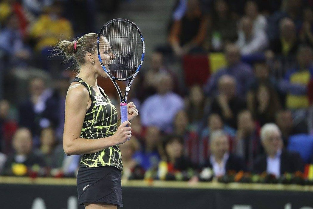 Tenistka Karolína Plíšková zajistila obhájkyním titulu v 1. kole Fed Cupu vedení v Rumunsku 1:0 na zápasy, když vyhrála nad Simonou Halepovou 2:1 na sety.