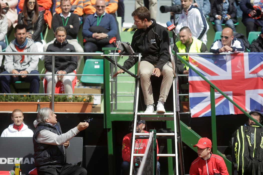 Ilie Nastase se hádá s rozhodčím fedcupového duelu Rumunsko - Velká Británie