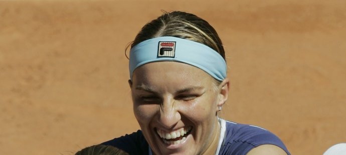 Světlana Kuzněcovová se raduje se spoluhráčkami ve Fed Cupu.
