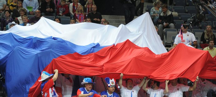 O2 aréna aplaudovala parádnímu představení obou českých hráček, diváci si finále Fed Cupu užívali