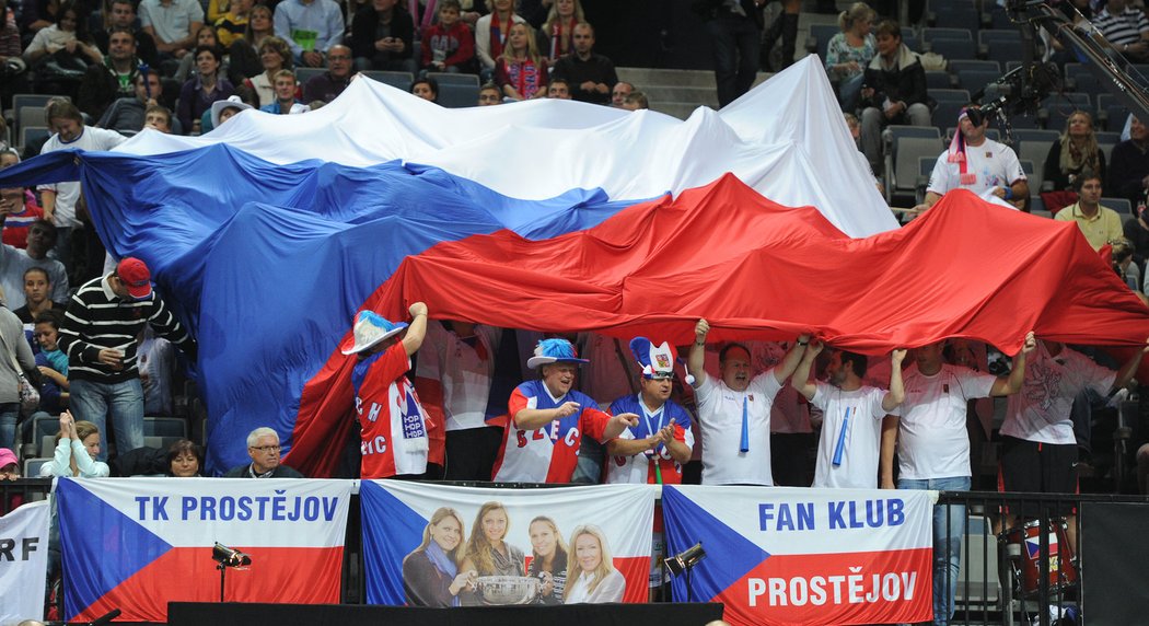 O2 aréna aplaudovala parádnímu představení obou českých hráček, diváci si finále Fed Cupu užívali