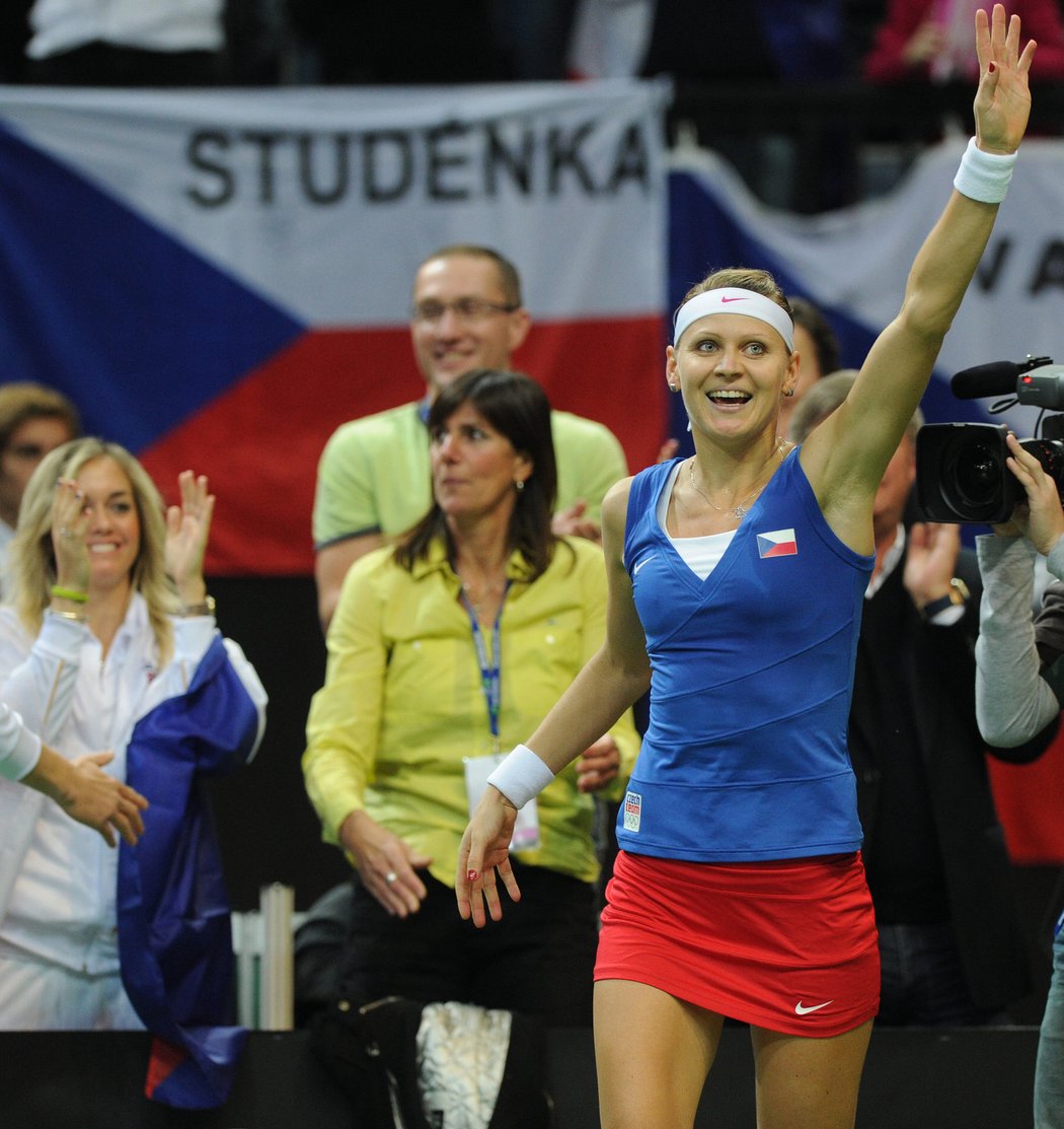 Lucie Šafářová navzdory předpokladům porazila Anu Ivanovičovou a získala pro Česko první finálový bod