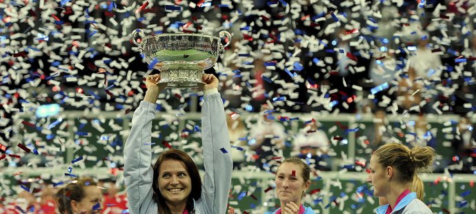 Lucie Šafářová se raduje s trofejí pro vítěze Fed Cupu.