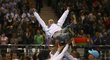 Běloruská tenistka Aliaksandra Sasnovičová nad hlavami týmových kolegů po postupu do finále Fed Cupu
