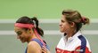 Trenérka Francie Amelie Mauresmová utěšuje Caroline Garciaovou, která neproměnila pět mečbolů a nakonec s Lucií Šafářovou prohrála