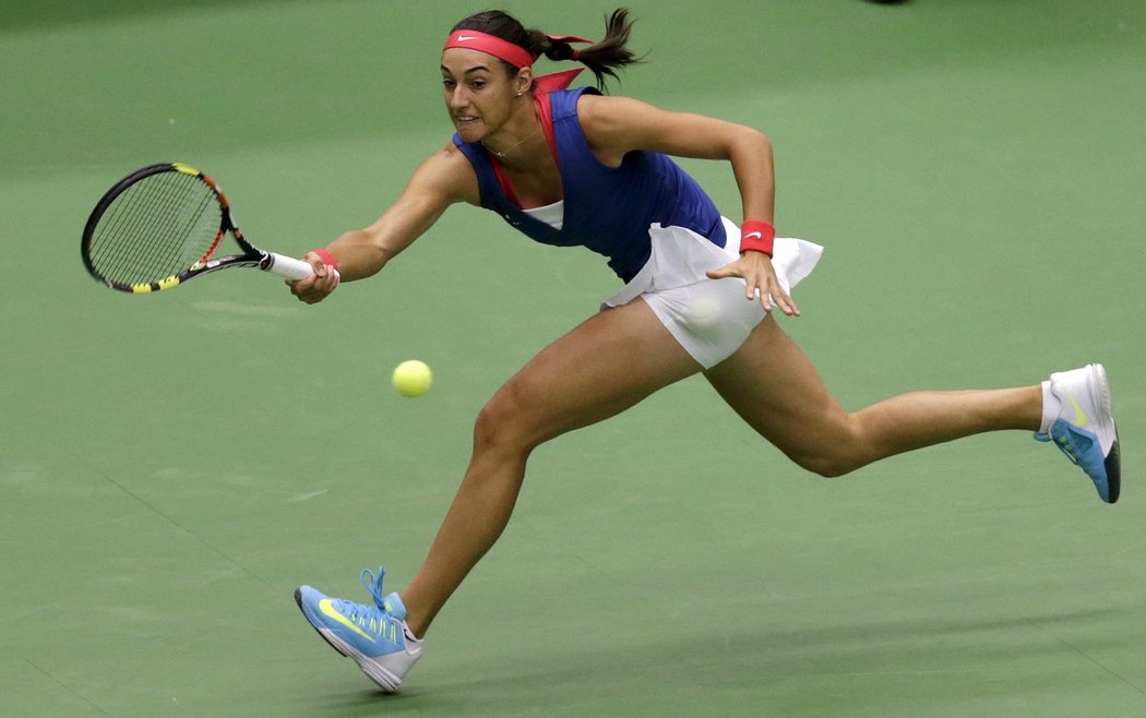 Caroline Garciaová dobíhá míček z rakety Lucie Šafářové v úvodní dvouhře semifinále Fed Cupu