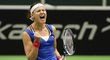 Lucie Šafářová se raduje z prvního českého bodu v semifinále Fed Cupu po bitvě s Caroline Garciaovou