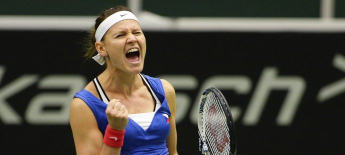 Lucie Šafářová se raduje z prvního českého bodu v semifinále Fed Cupu po bitvě s Caroline Garciaovou