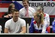 Petra Kvitová s přítelem Radkem Meidlem sledují zápas Lucie Šafářové v semifinále Fed Cupu