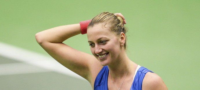 Petra Kvitová se usmívá po své výhře nad Mladenovičovou v semifinále Fed Cupu