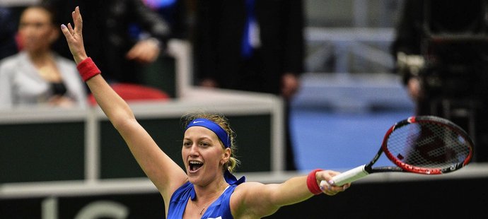 Petra Kvitová se raduje z triumfu nad Garciaovou a postupu do finále Fed Cupu