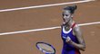 Karolína Plíšková se raduje z triumfu nad Angelique Kerberovou v semifinále Fed Cupu