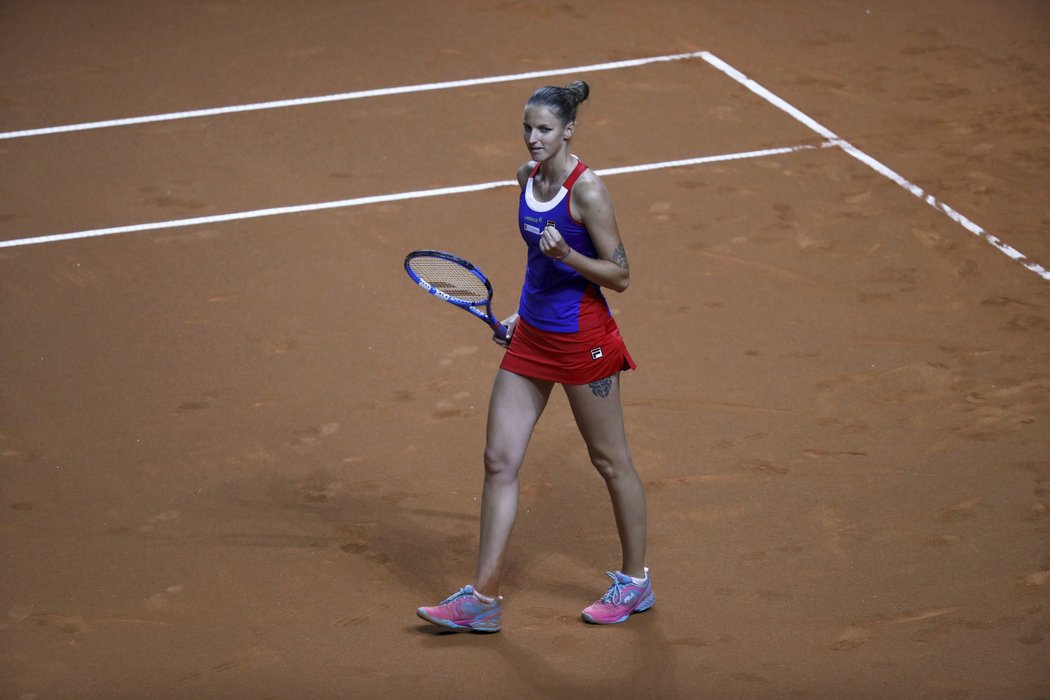 Karolína Plíšková se raduje z triumfu nad Angelique Kerberovou v semifinále Fed Cupu