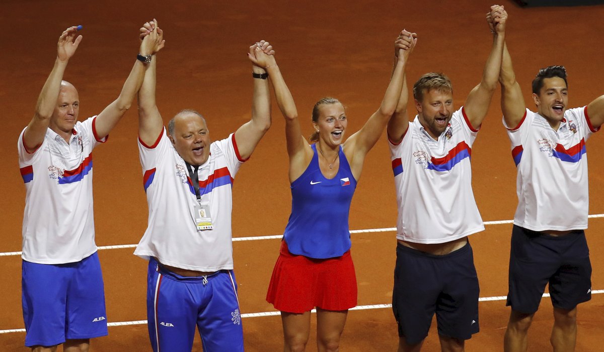 Český fedcupový tým s hrdinkou Petrou Kvitovou slaví postup do finále Fed Cupu