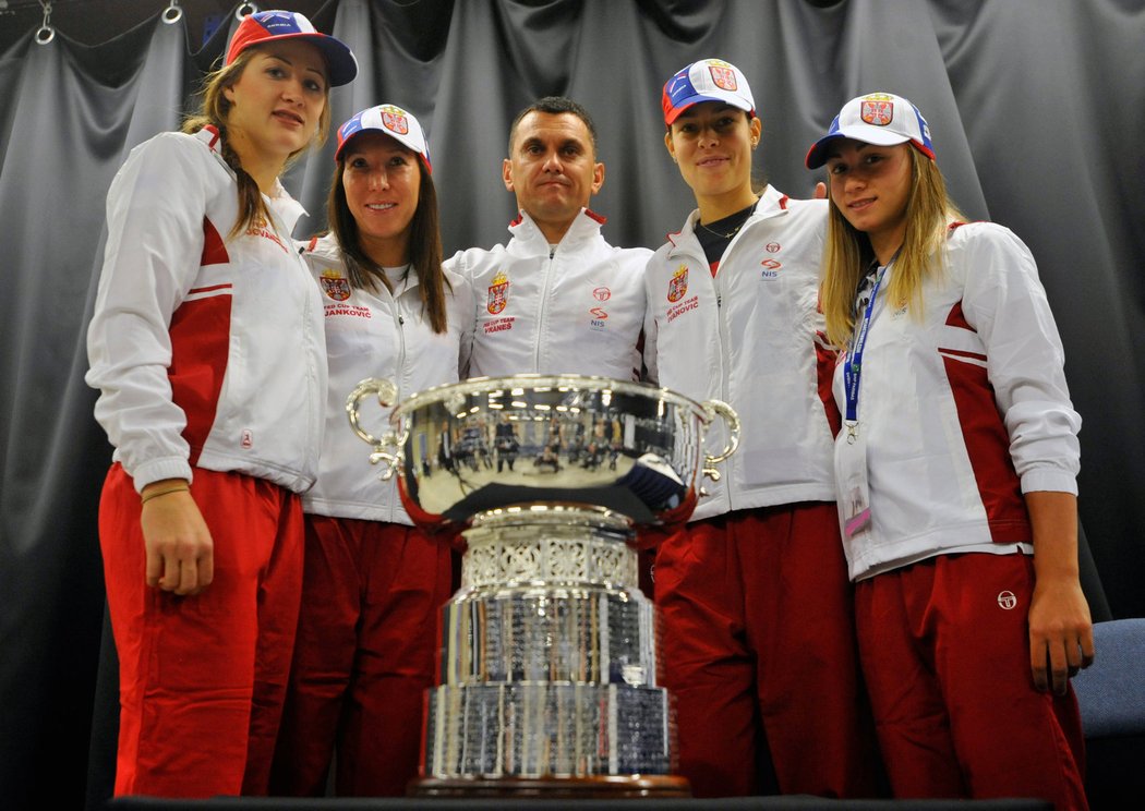 Srbský tým ve složení Jovana Bojanovská, Jelena Jankovičová, trenér Dejan Vraneš, Ana Ivaničová a Aleksandra Kruničová pózují s trofejí pro vítěze Fed Cupu po tiskové konferenci