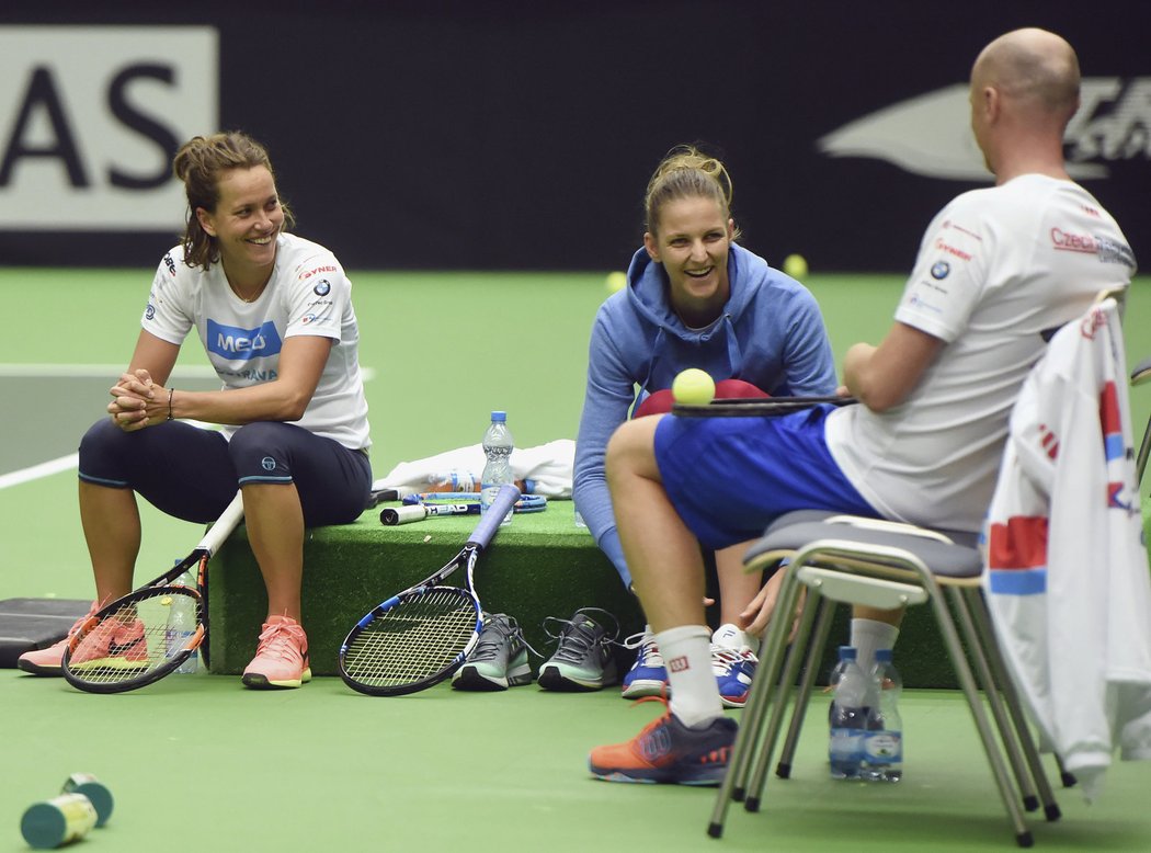 Barbora Strýcová a Karolína Plíšková a nehrající kapitán českého týmu Petr Pála