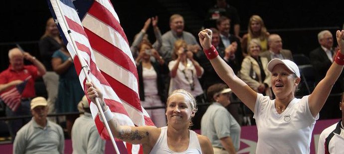 Radost amerických tenistek Bethanie Mattek-Sandsové a Liezel Huberové po postupu do finále Fed Cupu