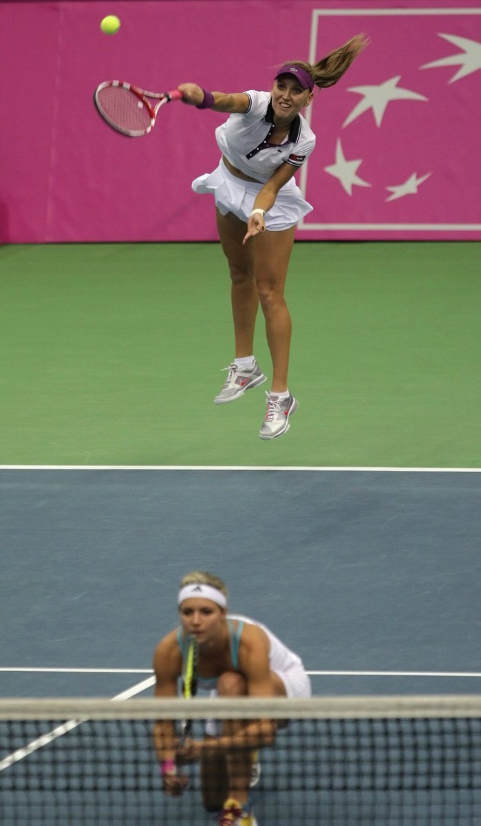 Ruska Vesninová podává ve finále Fed Cupu.