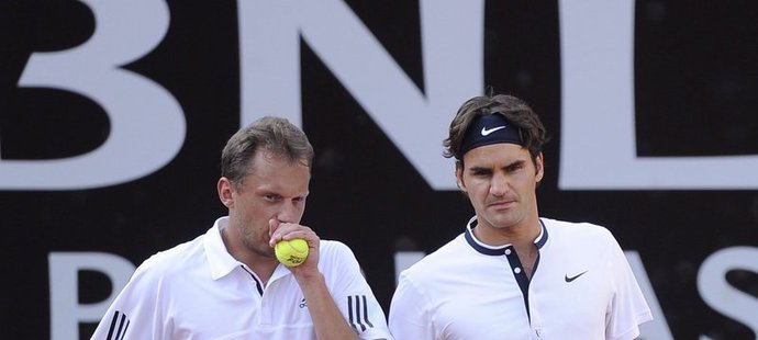 Federer během čtyřhřy spolu s krajanem Allegrem.