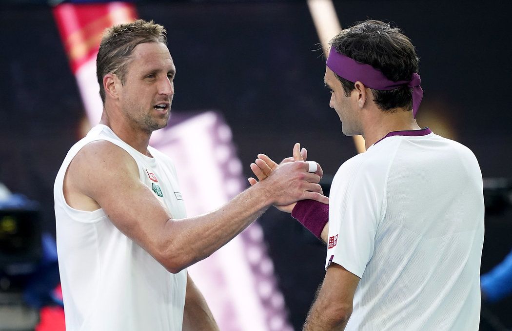 Roger Federer ve čtvrtfinále Australian Open porazil Američana Tennyse Sandgrena 6:3, 2:6, 2:6, 7:6 a 6:3.