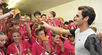 Pizza pro vás všechny! Roger Federer slavil titul z Basileje se sběrači