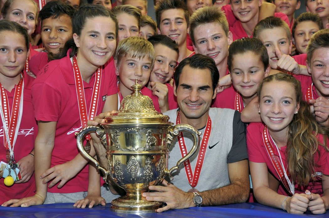 Roger Federer spolu se sběrači míčků