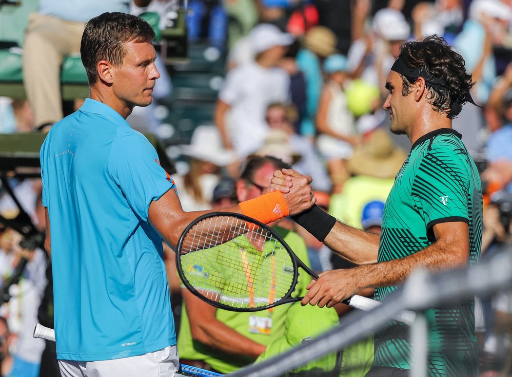 Český tenista Tomáš Berdych si podává ruku s Rogerem Federerem, kterému podlehl ve čtvrtfinále turnaje v Miami