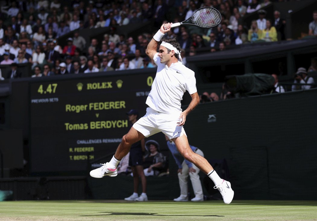 Roger Federer dokázal zahrát vítězné údery i z velmi těžkých pozic