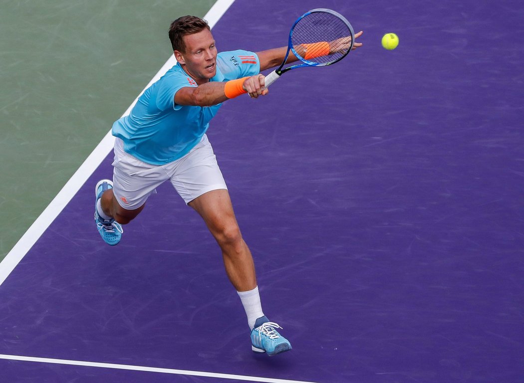 Tomáš Berdych v zápase s Rogerem Federerem