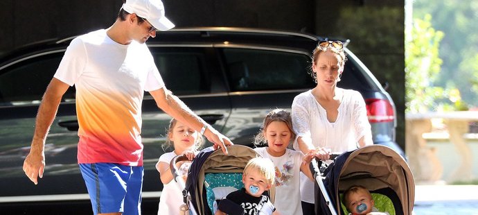 Roger Federer na procházce s dětmi