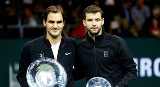 Federerova cesta za 97. titulem: Dimitrov vzdoroval 56 minut, uhrál čtyři gamy