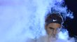 Roger Federer při nástupu na kurt do utkání Turnaje mistrů s Novakem Djokovičem