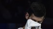 Novak Djokovič během utkání Turnaje mistrů proti Rogeru Federerovi