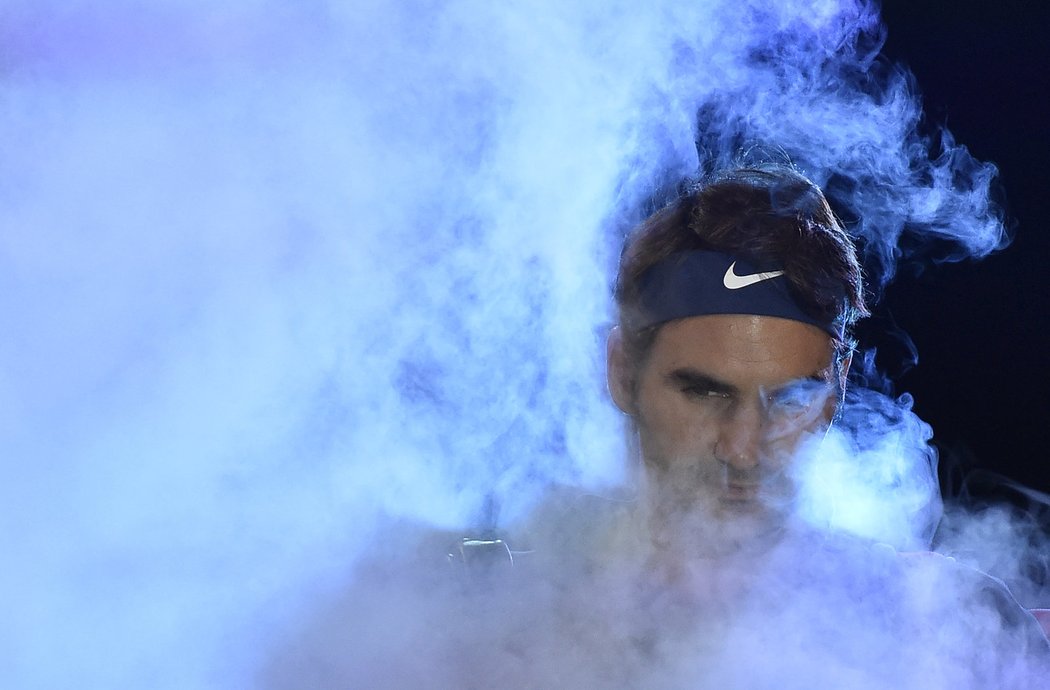 Roger Federer při nástupu na kurt do utkání Turnaje mistrů s Novakem Djokovičem