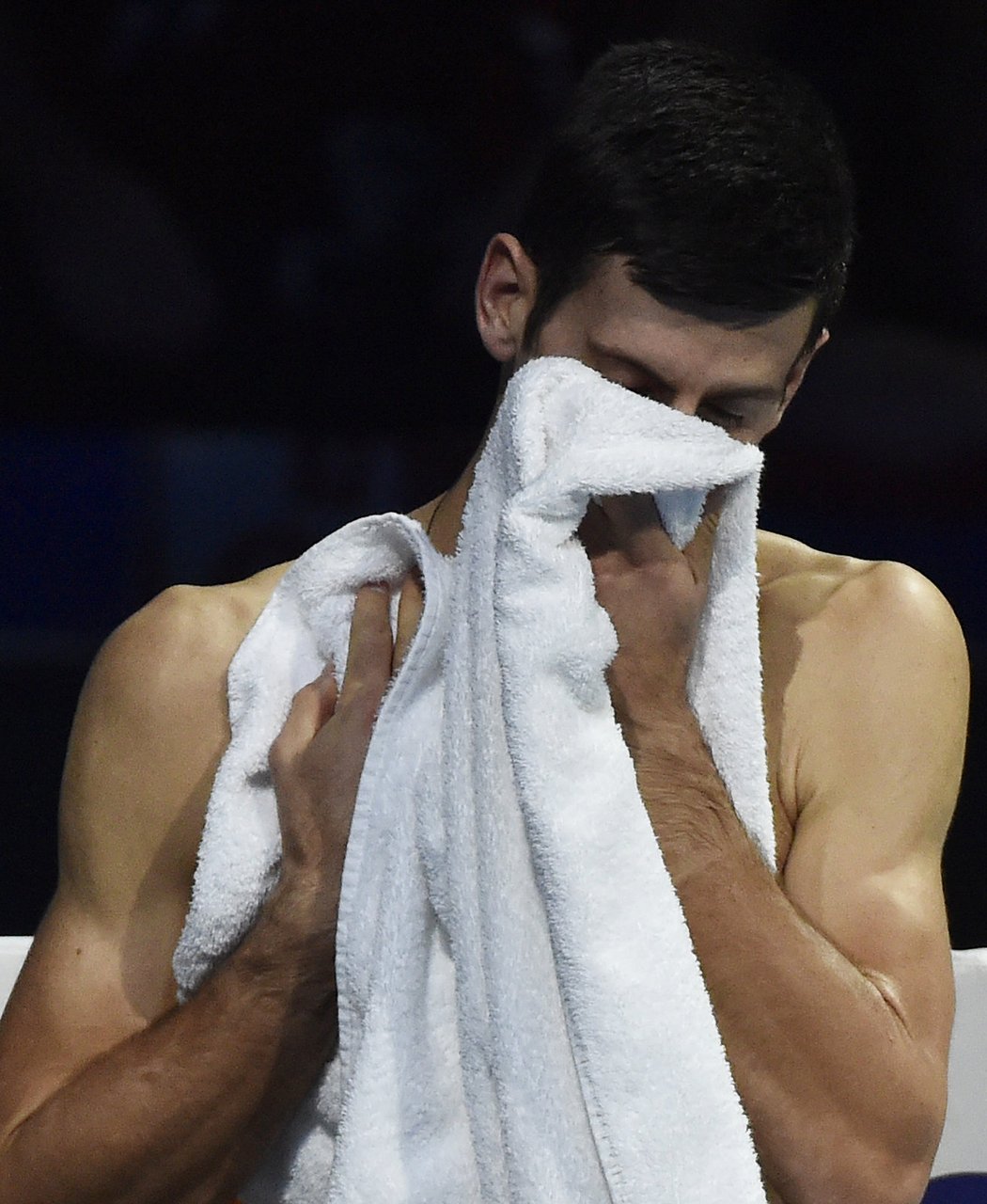 Novak Djokovič během utkání Turnaje mistrů proti Rogeru Federerovi